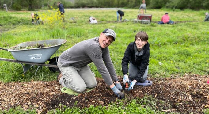 Volunteers pitch in during a Farm Steward work party on the 21 Acres Farm.